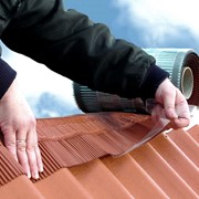 Ventilationsbånd/ventilationskapper til tætning og ventilering på tagets rygnings- og gratsten mv.